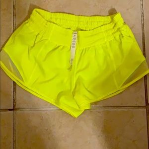 Lululemon Hottie Hot shorts 2.5”
